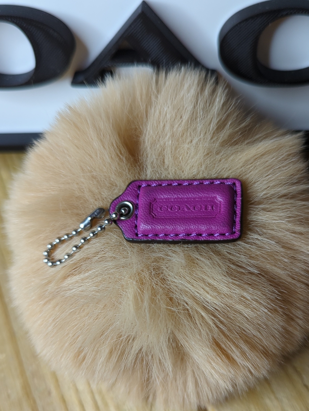 (0019) Coach Fuchsia Leather Hang Tag